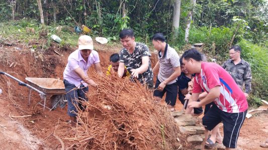 Cán bộ, viên chức BVĐK Nà Chì tham gia lao động làm bể lọc nước