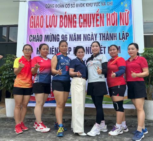Bệnh viện ĐKKV Nà Chì tổ chức giao lưu bóng chuyền hơi chào mừng ngày Phụ Nữ Việt Nam 20/10