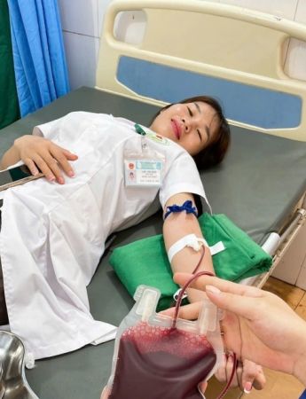 NGHĨA CỬ CAO ĐẸP: “TẤM GƯƠNG SÁNG GIỮA NÚI RỪNG”