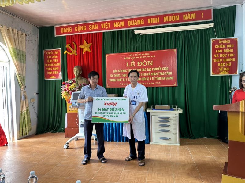 Đồng chí Phạm Anh Văn, Giám đốc BVĐK tỉnh trao quà tặng cho BVĐK Nà Chì
Đồng chí Nguyễn Văn Giao, Quyền Giám đốc Sở Y tế phát biểu tại buổi lễ.